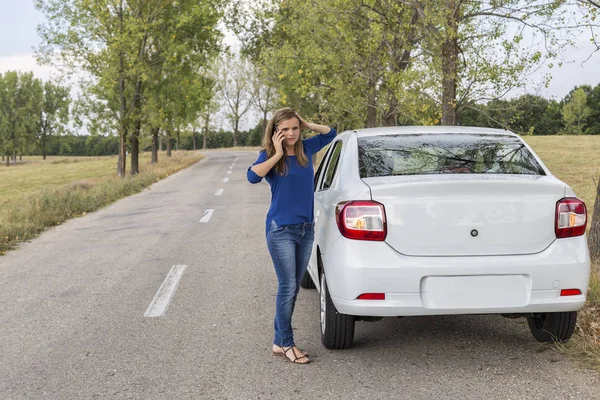 Mujer Joven Que Utiliza Teléfono Inteligente Junto Coche Roto Estacionado —  Fotos de Stock