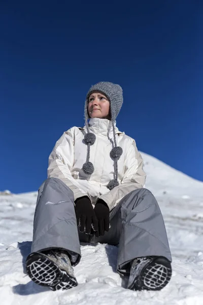 Jonge Vrouw Zitten Top Van Een Besneeuwde Berg Bewonderen Het — Stockfoto