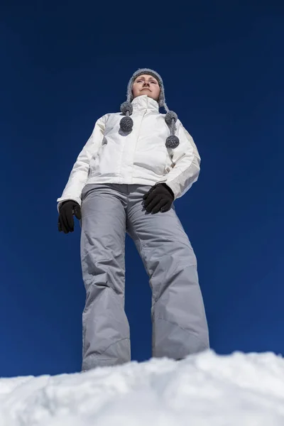 Młoda Kobieta Szczycie Śnieżnej Góry Pod Błękitnym Niebem — Zdjęcie stockowe