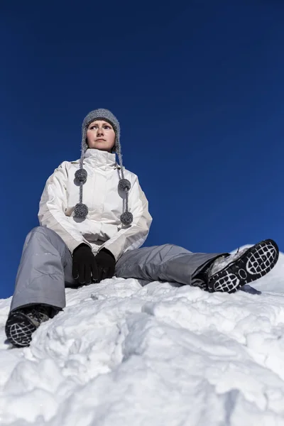 Junge Frau Sitzt Auf Einem Schneebedeckten Berg Und Bewundert Die — Stockfoto