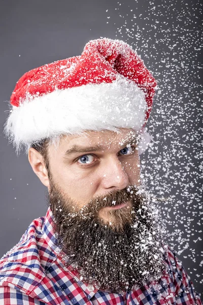 Bell Uomo Con Barba Innevata Che Indossa Berretto Babbo Natale — Foto Stock