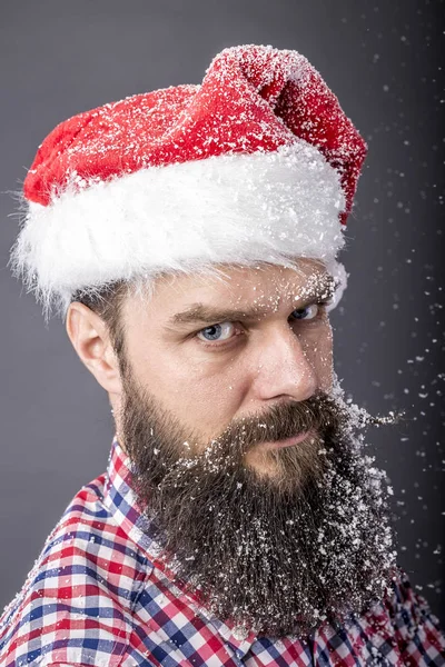 Schöner Mann Mit Schneebedecktem Bart Trägt Weihnachtsmanncap Winter Und Weihnachtszeit — Stockfoto