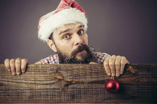 Porträt Eines Lustigen Bärtigen Mannes Mit Weihnachtsmannmütze Der Eine Rote — Stockfoto