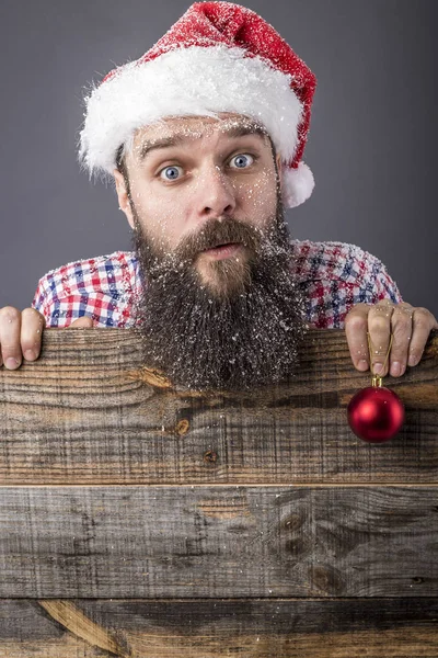 Ritratto Simpatico Uomo Barbuto Con Cappello Babbo Natale Che Regge — Foto Stock