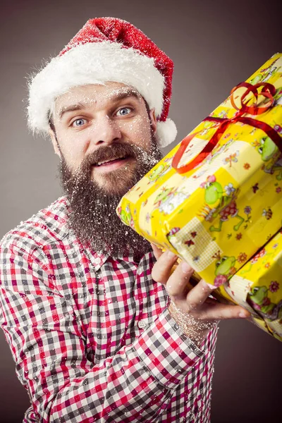 Porträt Eines Mannes Mit Weihnachtsmütze Der Ein Geschenk Der Hand — Stockfoto