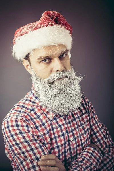 Nahaufnahme Eines Mannes Mit Gefrorenem Bart Weihnachtsmanncap Winter Und Weihnachtszeit — Stockfoto