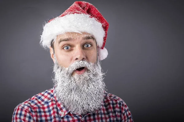 Nahaufnahme Porträt Eines Lustigen Mannes Mit Gefrorenem Bart Trägt Weihnachtsmannrot — Stockfoto