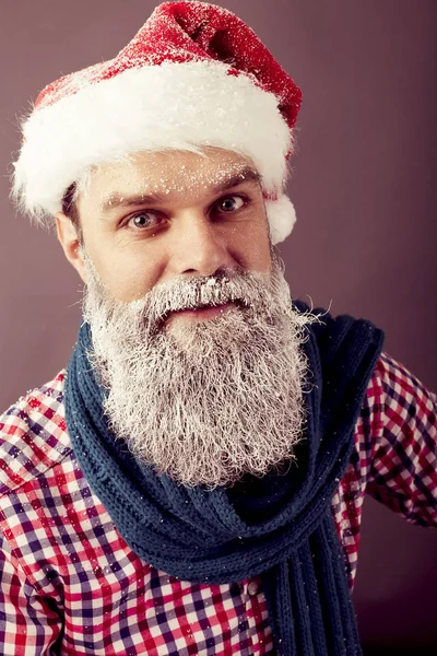 Nahaufnahme Porträt Eines Mannes Mit Gefrorenem Bart Trägt Weihnachtsmannrot Cap — Stockfoto