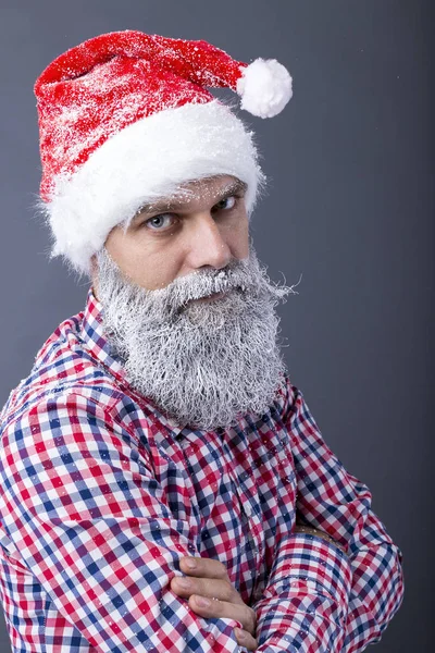 Nahaufnahme Porträt Eines Mannes Mit Weihnachtsmütze Und Gefrorenem Bart Winter — Stockfoto