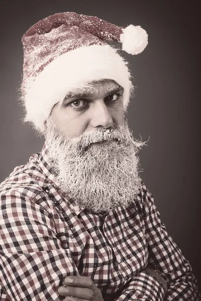 Primo Piano Ritratto Uomo Con Cappello Babbo Natale Barba Congelata — Foto Stock