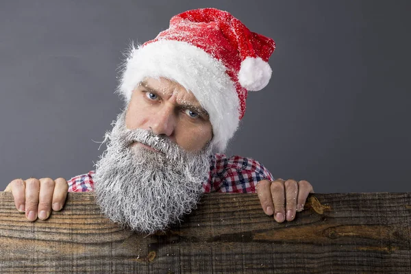 Nahaufnahme Eines Runzelnden Mannes Mit Gefrorenem Bart Der Eine Weihnachtsmannrote — Stockfoto