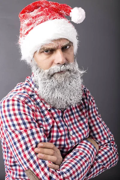Porträt Eines Mannes Mit Gefrorenem Bart Der Einen Weihnachtsmannroten Umhang — Stockfoto