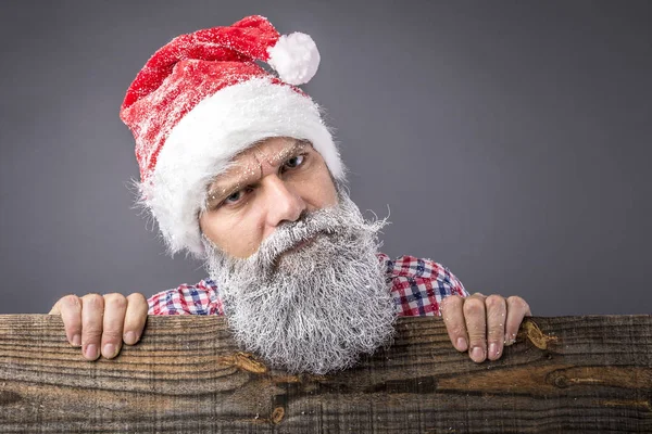 Nahaufnahme Eines Mannes Mit Gefrorenem Bart Der Eine Weihnachtsmannrote Mütze — Stockfoto