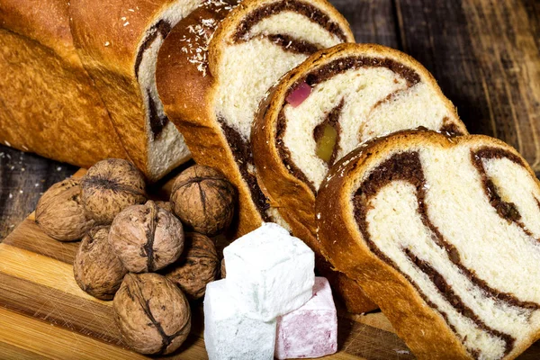 Segmenten Van Roemeense Spons Taart Walnoten Fruit Gelei Een Houten — Stockfoto