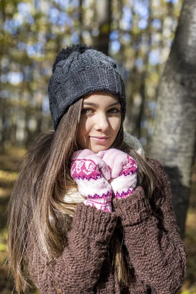 Portret Van Een Mooie Tiener Meisje Het Bos — Stockfoto