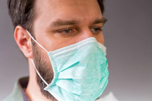 Junger Mann Setzt Schutzmaske Auf Gesicht Zum Schutz Vor Viren — Stockfoto