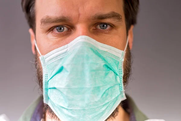 Junger Mann Setzt Schutzmaske Auf Gesicht Zum Schutz Vor Viren — Stockfoto