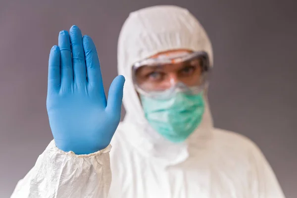 Médico Masculino Com Máscara Cirúrgica Óculos Roupa Protetora Mostrando Parar — Fotografia de Stock