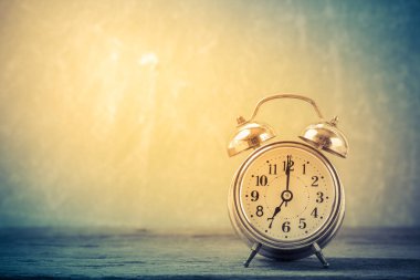  Masadaki çalar saat