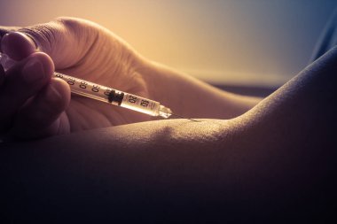 şırıngayla enjeksiyon yapma el atış