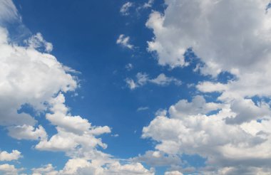 Bulutlu mavi gökyüzü 