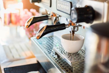  Beyaz Kupası ile kahve makinesi