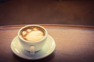 kitap ile kahve fincanı