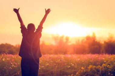 Çiçek bahçeli kadın