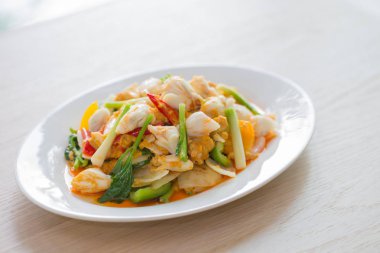 Yengeç eti toz köri ile