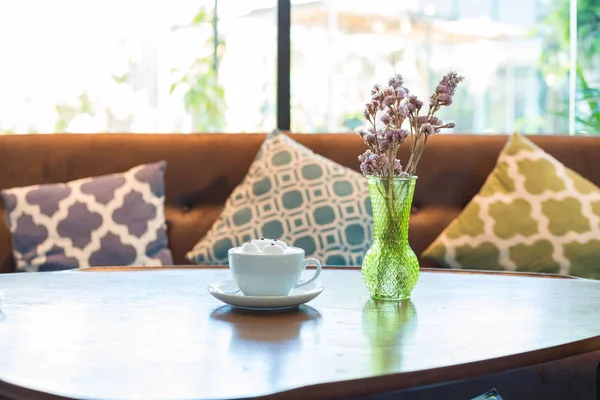 ahşap üzerine kahve fincanı