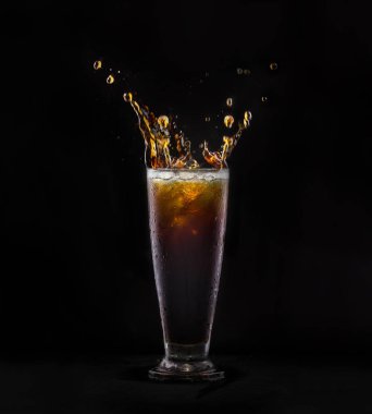 Soğuk içecek sıçrama