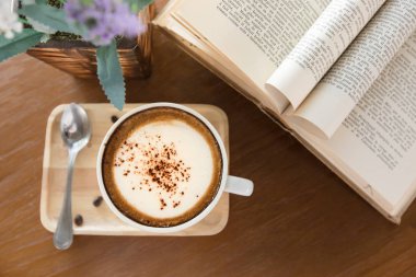 Bir fincan cappuccino kahve. 