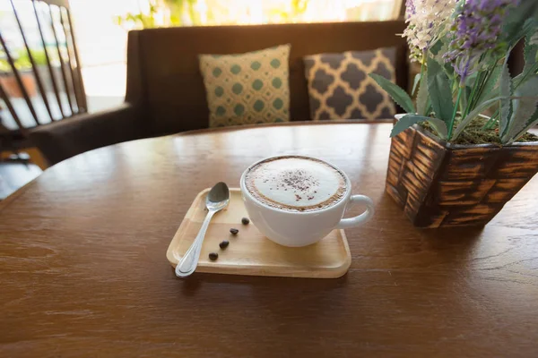 Copa de capuchino en la habitación — Foto de Stock