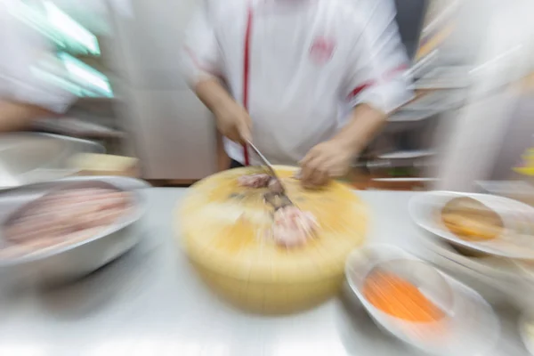 Шеф-повар готовит с размытием движения — стоковое фото