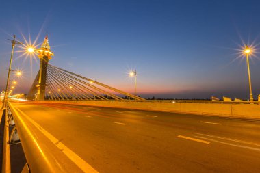 Maha Chetsada Bodinthranuson köprü alacakaranlık