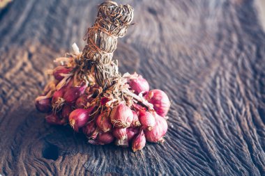 Natürmort kırmızı soğan ile