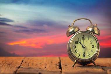Güneş ışığı arka plan ile çalar saat