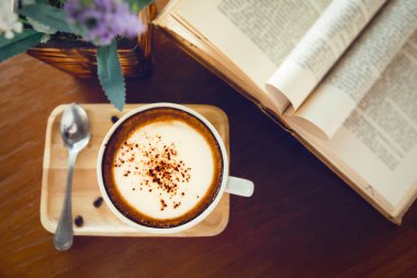 Bir fincan cappuccino kahve. 