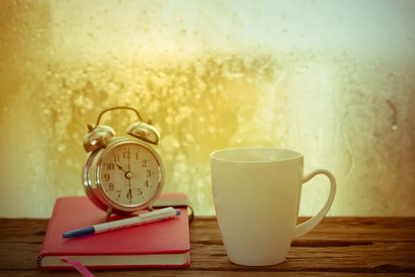 Dampfende Kaffeetasse an einem regnerischen Tag — Stockfoto