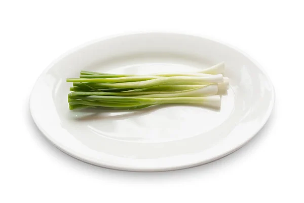 Зелена цибуля на тарілці — стокове фото