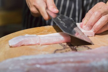 bıçak ile kesme balıklar