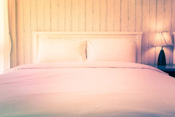 Сучасна двомісна біла спальня — стокове фото