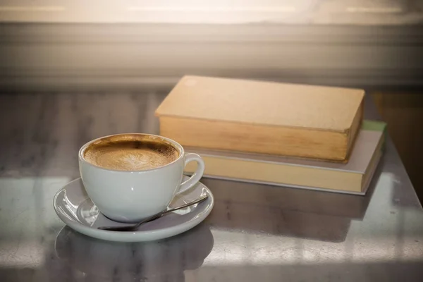 Taza de café con libro — Foto de Stock