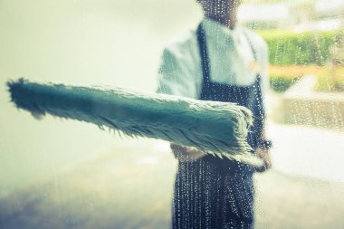 Cam temizleyici kullanarak