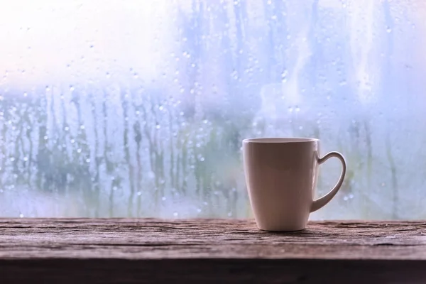 Tazza di caffè con pioggia — Foto Stock