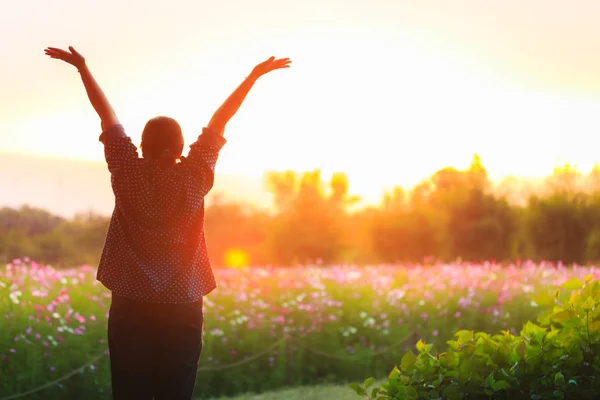 Mujer con jardín de flores — Foto de Stock