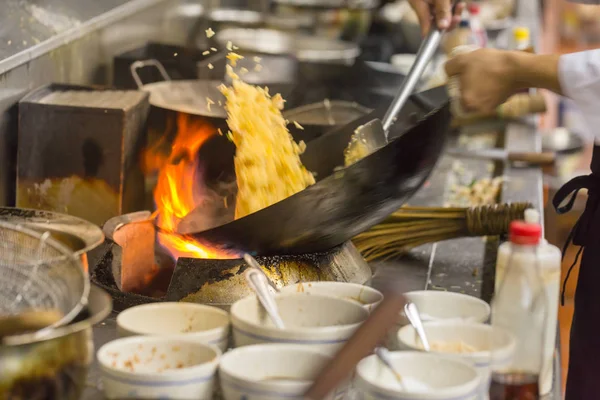 Kock matlagning i köket — Stockfoto