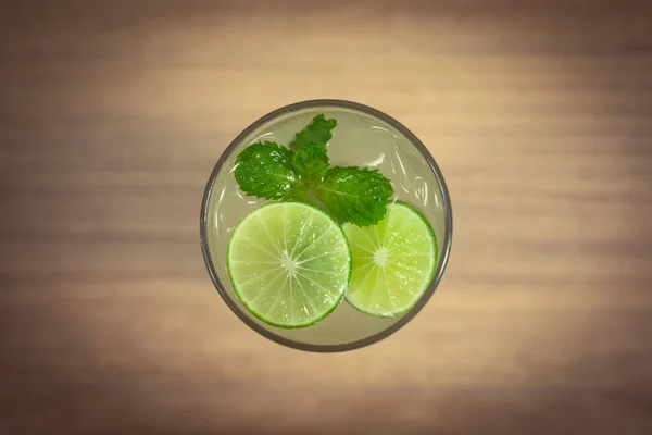 Nahaufnahme Mojito trinken — Stockfoto