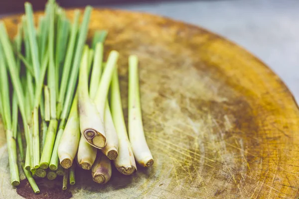 Świeżej trawy cytrynowej (citronella) na drewniane — Zdjęcie stockowe