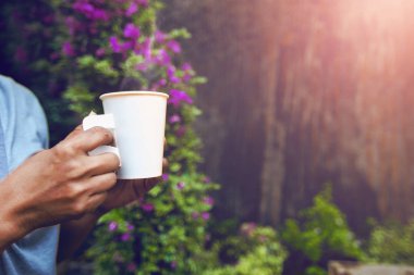 genç kadın, içiyor